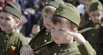 «Гордиться военной формой - это «не красиво»?!» В Нижнем Новгороде директор школы оправдалась за детей в форме на линейке 