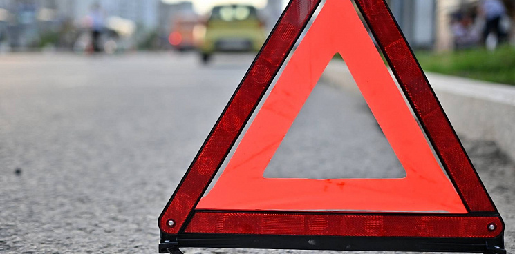 В Краснодаре водитель иномарки сбил пешеходов на тротуаре – ВИДЕО