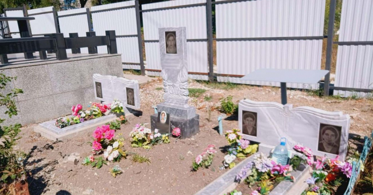 «Нелюди!» В Новороссийске неизвестный украл ограждение с пяти могил одной семьи: полиция ищет вора 