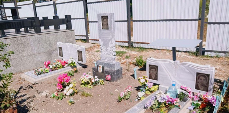 «Нелюди!» В Новороссийске неизвестный украл ограждение с пяти могил одной семьи: полиция ищет вора 