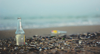 «Краснодарский край уже не рай?» В Туапсинском районе туристы отдыхают в условиях антисанитарии на пляжах: старый мусор тухнет, новый – приносит дождём