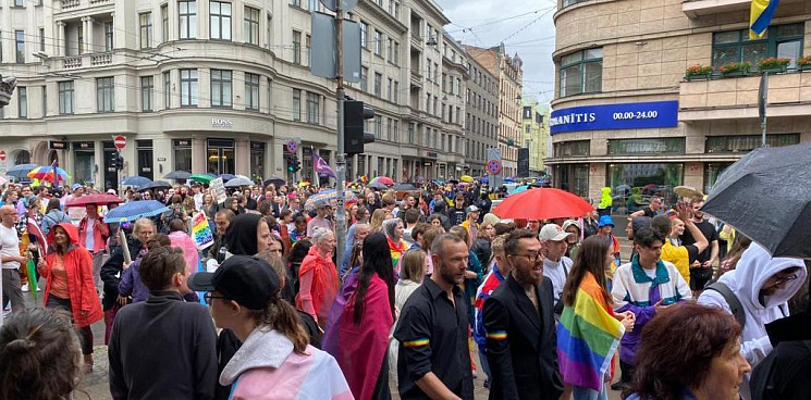 «Петухи сюда приехали из Украины, а не на фронт!» Житель Латвии возмутился шествием трансгендеров с флагами Украины и ЛГБТ-сообществ – ВИДЕО