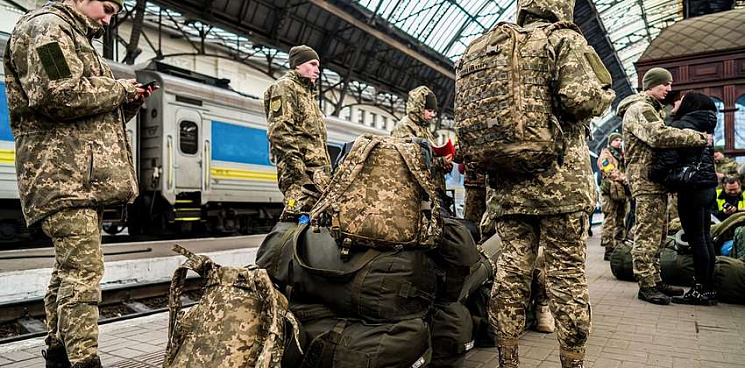 «Военкомы силой утаскивают призывников!» Глава СНБО Украины назвал видео с задержаниями мужчин происками Кремля – ВИДЕО