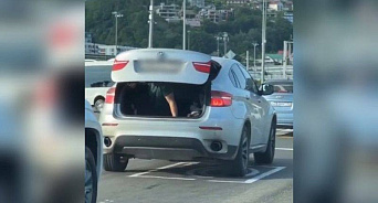 На территории Сириуса водитель BMW X6 вёз пассажира в багажнике