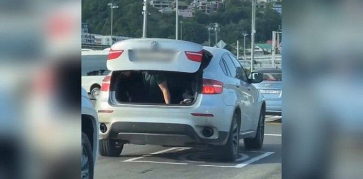 На территории Сириуса водитель BMW X6 вёз пассажира в багажнике