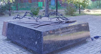 «Мы сносим не памятник, а украинскую ложь»: в Мариуполе демонтировали мемориал «голодомору» - ВИДЕО 
