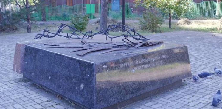 «Мы сносим не памятник, а украинскую ложь»: в Мариуполе демонтировали мемориал «голодомору» - ВИДЕО 