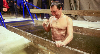 «Женщинам нельзя смотреть!» Глава Якутии во время купаний на Крещение выгнал из палатки всех женщин на мороз -53С