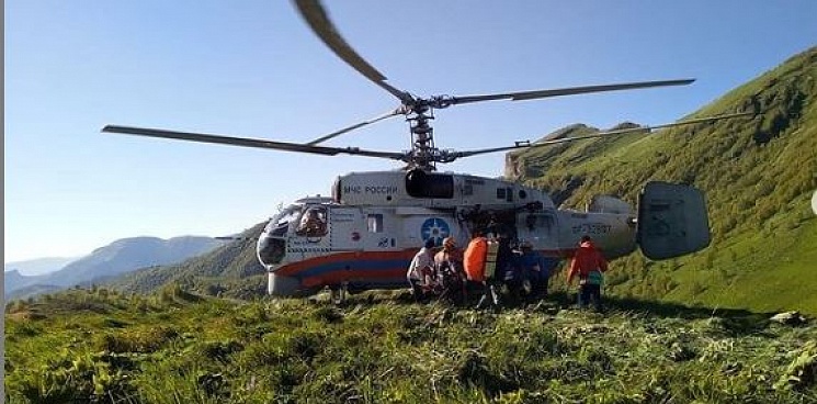 Спасатели МЧС России эвакуировали с горы Большой Тхач туриста с переломом