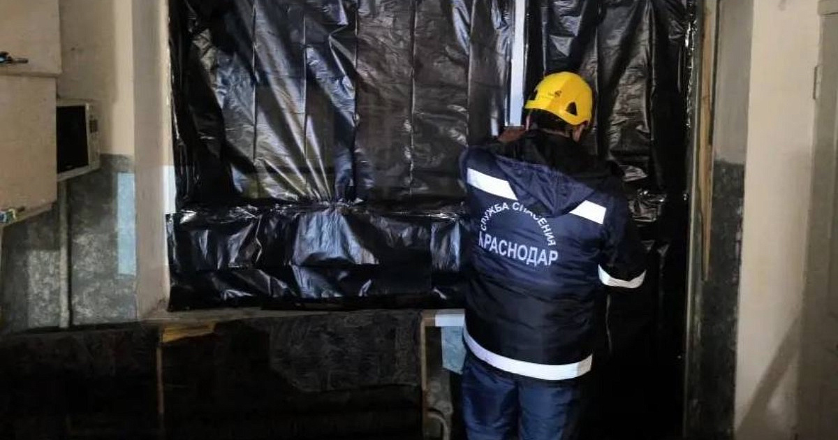 На ул. Новороссийской в Краснодаре устраняют последствия падения БПЛА