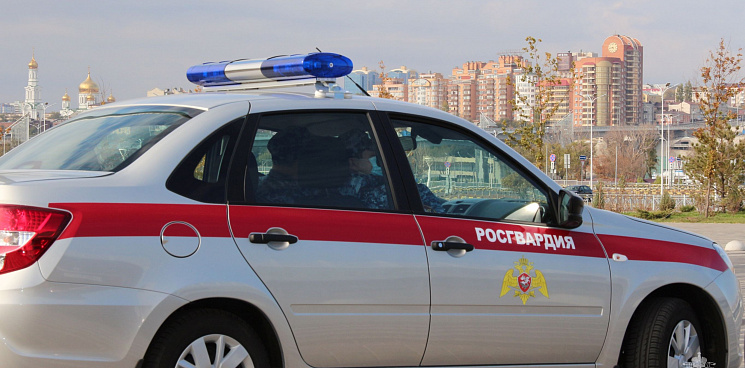 В гостинице Краснодара постоялец угрожал администратору пистолетом