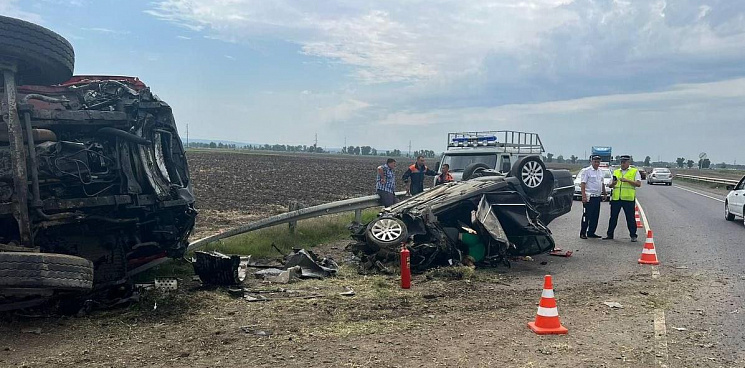«День трагических аварий»: на Кубани в двух ДТП с грузовиками скончались трое взрослых и двое детей – ВИДЕО