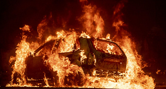 В Краснодаре из-за конфликта на дороге мужчина подпалил Mercedes