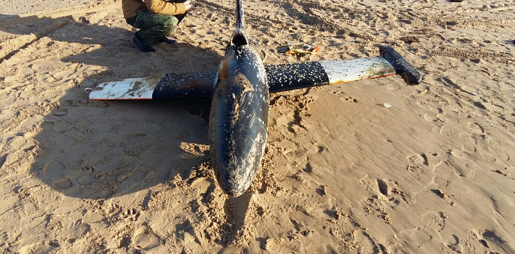 «БПЛА не долетел до объекта»: на Кубани у пляжа Приморско-Ахтарска вытащили из воды беспилотник-камикадзе – ВИДЕО 
