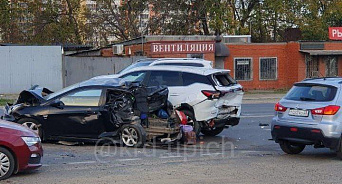 «Успели поругаться, помириться и выпить кофе!» В Краснодаре столкнулись три автомобиля, водители ждали сотрудников ДПС более пяти часов - ВИДЕО