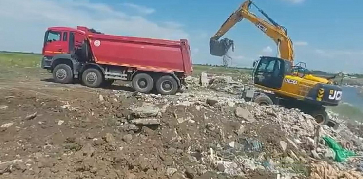 В Краснодаре собственник участка вывозит мусор с незаконной свалки - ВИДЕО