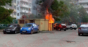 В Юбилейном микрорайоне Краснодара вспыхнули трансформатор и автомобиль