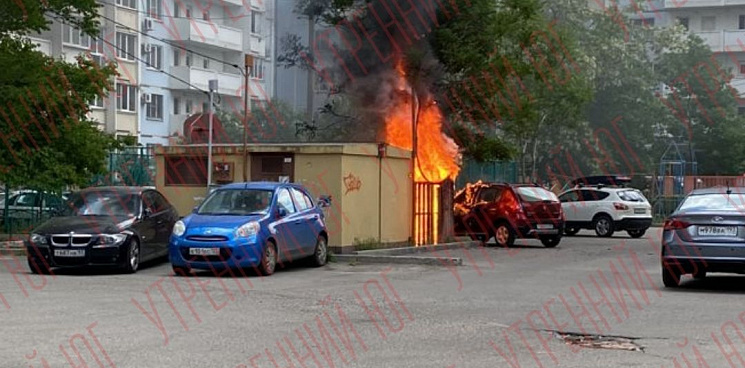 В Юбилейном микрорайоне Краснодара вспыхнули трансформатор и автомобиль