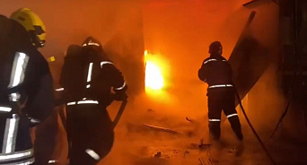 В Краснодаре тушат пожар на Восточном рынке - МЧС
