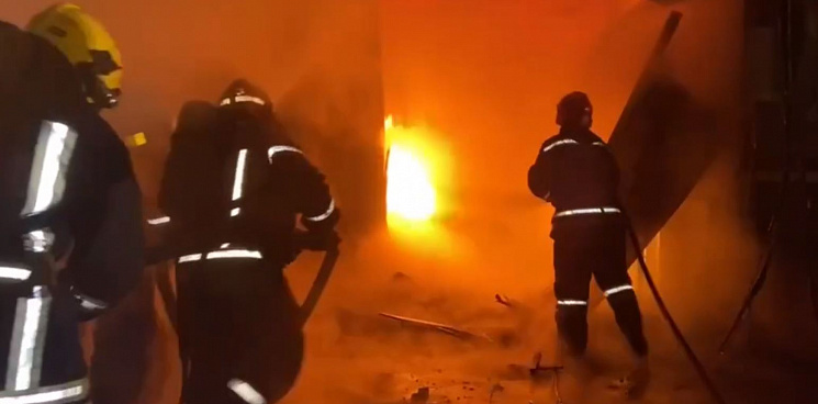 В Краснодаре тушат пожар на Восточном рынке - МЧС
