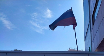 «Какое неуважение к национальной гордости!» Жительница Новороссийска требует заменить порванный флаг России на входе в один из торговых центров города