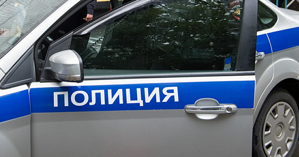 «Лови его, лови! Да дави его, дави!» В Кирове полицейские устроили погоню за угонщиком: сначала тот пошёл на таран, потом в него начали стрелять – ВИДЕО