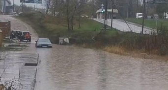 «Кубань уходит под воду»: после ливней затопило Туапсинский район и Горячий Ключ, спасателям пришлось вытаскивать из воды авто с водителем – ВИДЕО