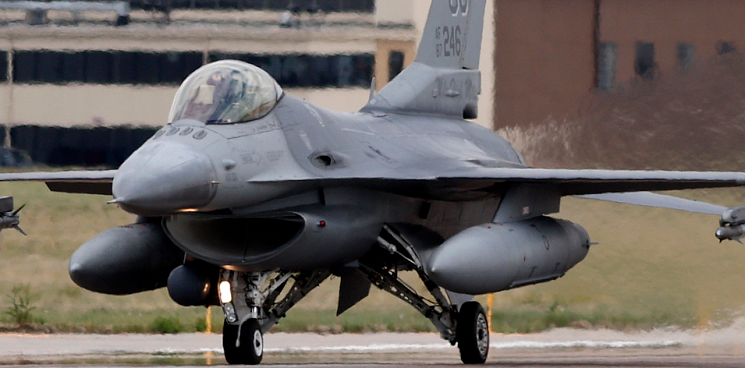 «Байден, дай «летающие гробы» для наших мужчин!» Украинки выпрашивают у Байдена старые F-16 - ВИДЕО