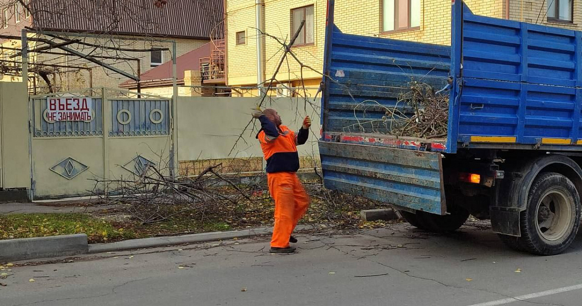 В Анапе городские службы ликвидируют последствия сильного ветра