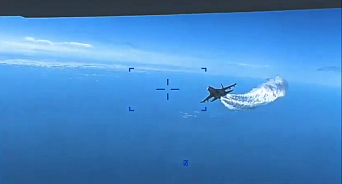 «Даже крылом не тронул, обмочил немногое, а он упал!» Опубликовано видео «встречи» беспилотника США с российским Су-27 – ВИДЕО