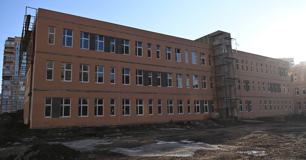 Краснодарскую школу, которую должны были сдать 4 года назад, строит компания, которая фигурирует в деле о взяточничестве вице-губернатора Сергея Власова