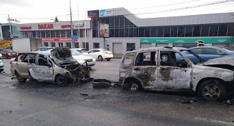 В Краснодаре после аварии на Северной сгорели две легковушки
