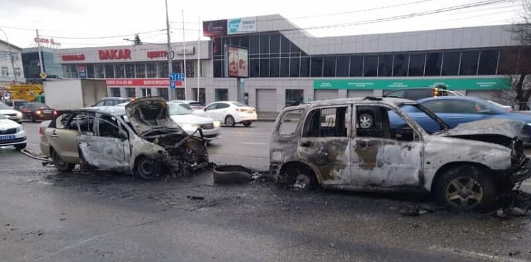 В Краснодаре после аварии на Северной сгорели две легковушки