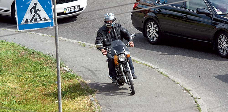 «Бесстрашные краснодарки продолжают «перевоспитывать» дорожных хамов!» В Краснодаре мотоциклист заехал на тротуар и едва не сбил женщину с ребёнком - ВИДЕО