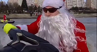 В Краснодаре Деды Морозы устроили гонки на водных мотоциклах, а в Сочи массовый забег - ВИДЕО