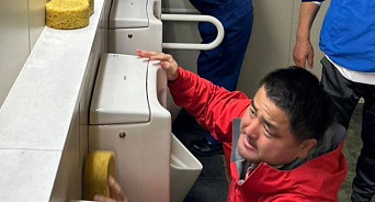 «Пиар через писсуар»: в Японии депутаты и бывший премьер-министр помыли общественный туалет