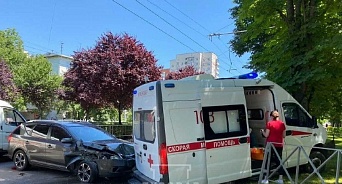 В Краснодаре в машину скорой помощи врезалась иномарка 