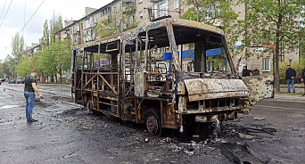 «Мрази укроповские! Убиваете мирных!» Житель Донецка показал автобус, в котором сгорели люди, а украинцы валят произошедшее на россиян – ВИДЕО