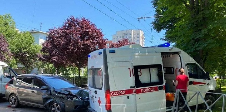 В Краснодаре в машину скорой помощи врезалась иномарка 