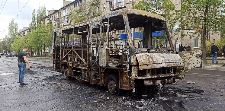 «Мрази укроповские! Убиваете мирных!» Житель Донецка показал автобус, в котором сгорели люди, а украинцы валят произошедшее на россиян – ВИДЕО