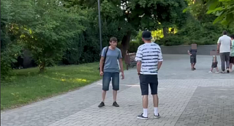 «Брал девочек за руки и звал пойти с ним»: в парке Краснодара депутат спас двух детей от домогательств