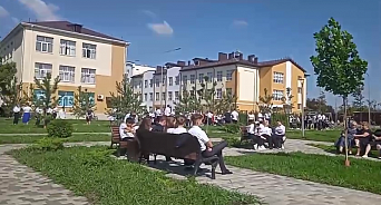«В который раз срывают уроки и запугивают людей!» В Динском районе Кубани школу снова эвакуировали из-за ложного сообщения о минировании - ВИДЕО