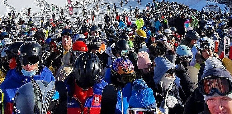 «Стояние на горе»: на сочинских курортах после открытия горнолыжных трасс образовались огромные очереди