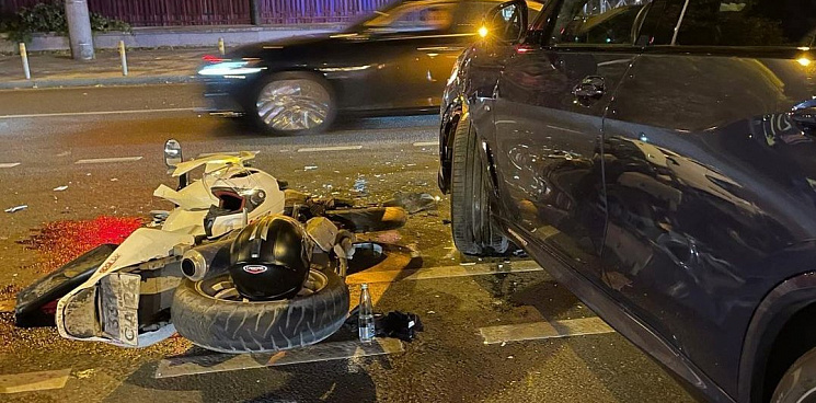 Мотоциклист без прав в Краснодаре проехал на красный и врезался в авто