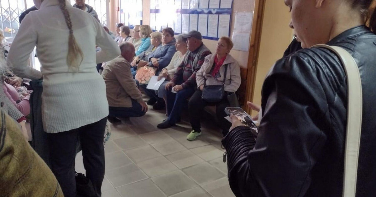  «Не приёмные, а адский котёл!» В Новороссийске с трёх часов утра люди сидят в очереди  в Горгаз для того, чтобы перезаключить договоры о техобслуживании