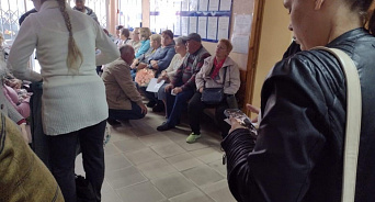  «Не приёмные, а адский котёл!» В Новороссийске с трёх часов утра люди сидят в очереди  в Горгаз для того, чтобы перезаключить договоры о техобслуживании