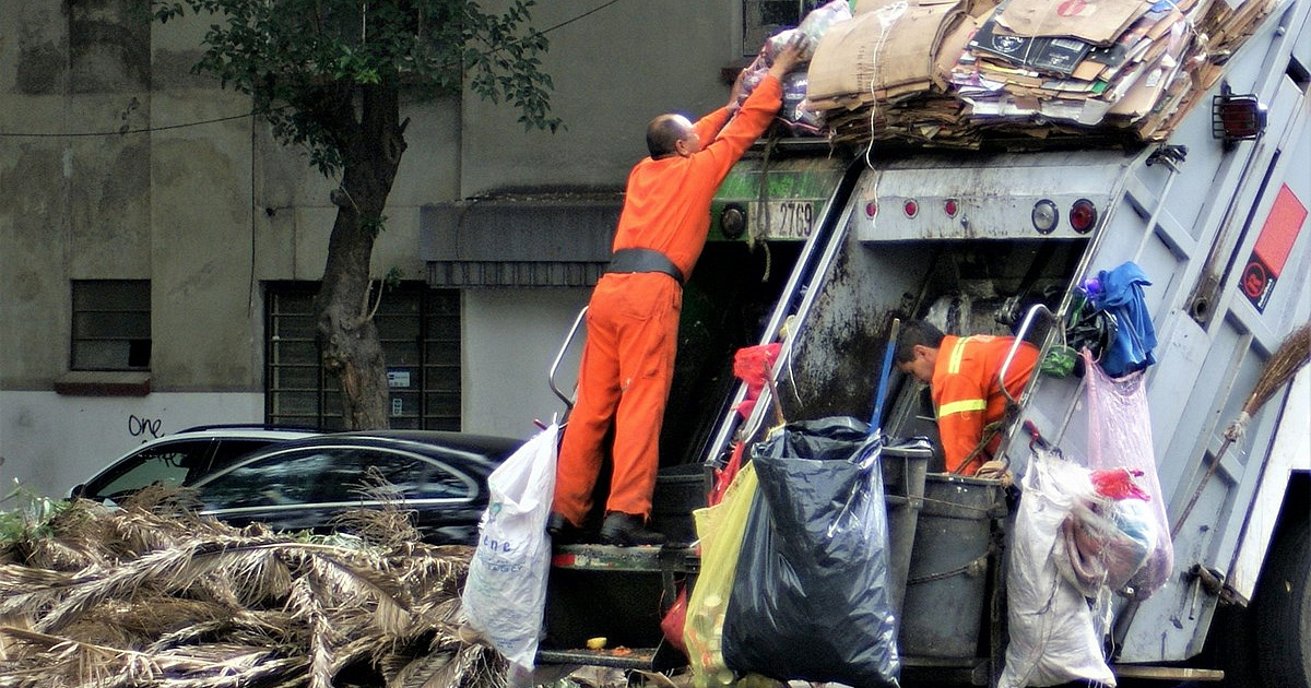 В Новороссийске недавно горевшая мусорная свалка продолжает тлеть - местные жители рассказали о ситуации