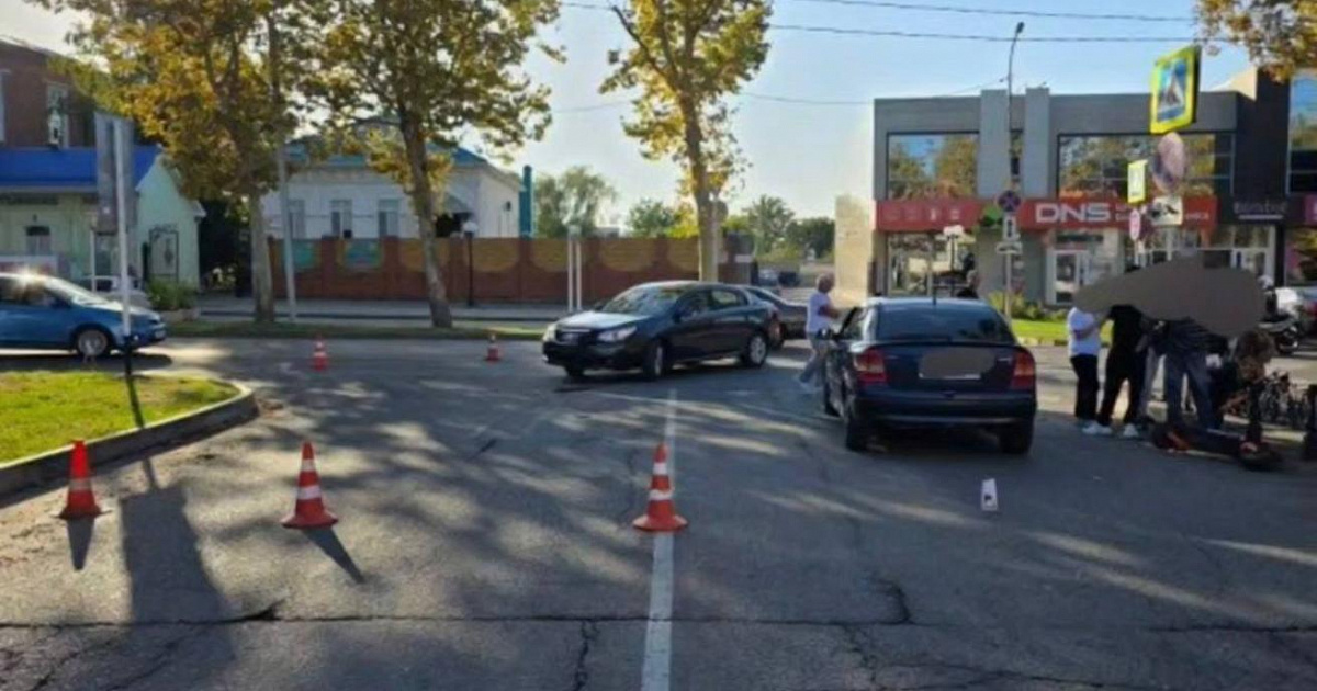 Легковой автомобиль врезался в несовершеннолетнего самокатчика в Кореновске  
