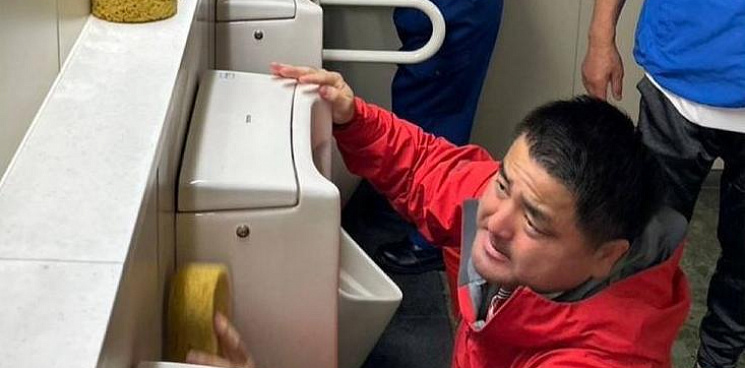 «Пиар через писсуар»: в Японии депутаты и бывший премьер-министр помыли общественный туалет