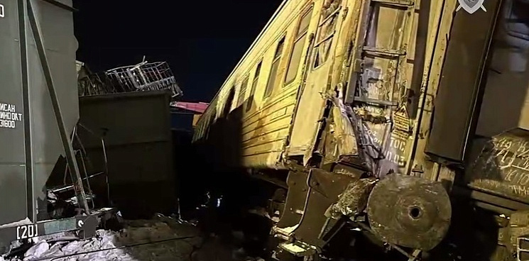 Машинист был пьян: из-за столкновения двух составов пассажиры поезда Адлер - Красноярск застряли в Челябинской области
